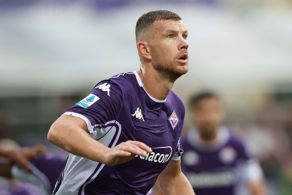 Edin Dzeko in campo durante Fiorentina-Lecce (OneFootball) - FiorentinaUno.com