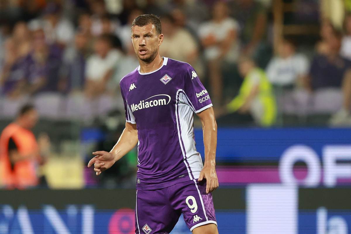 Edin Dzeko in campo durante Fiorentina-Como in Serie A (OneFootball) - FiorentinaUno.com
