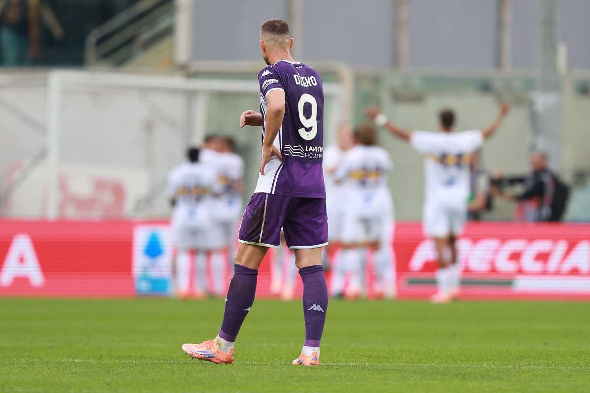Edin Dzeko in campo con la maglia della Fiorentina (OneFootball) - FiorentinaUno.com 