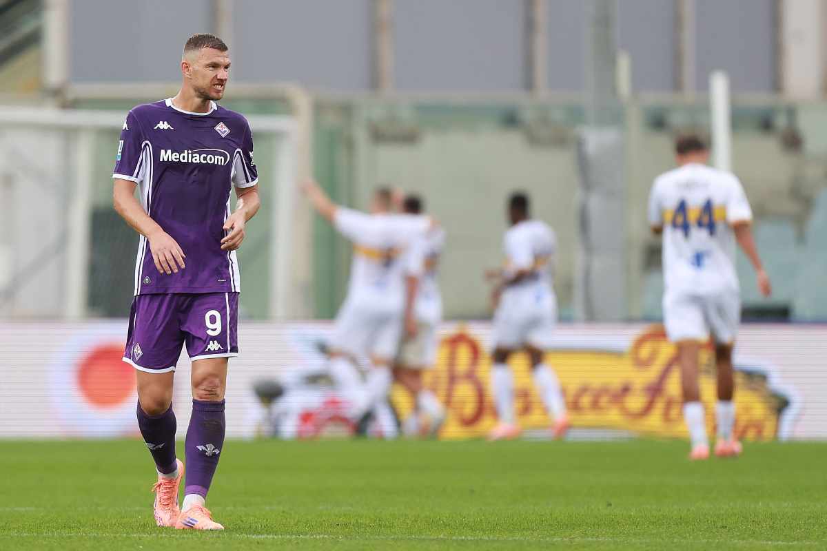 Edin Dzeko in campo durante Fiorentina-Lecce (OneFootball) - FiorentinaUno.com