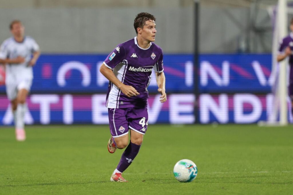 Nicolò Fagioli in campo durante Fiorentina-Como (OneFootball) - FioreninaUno.com