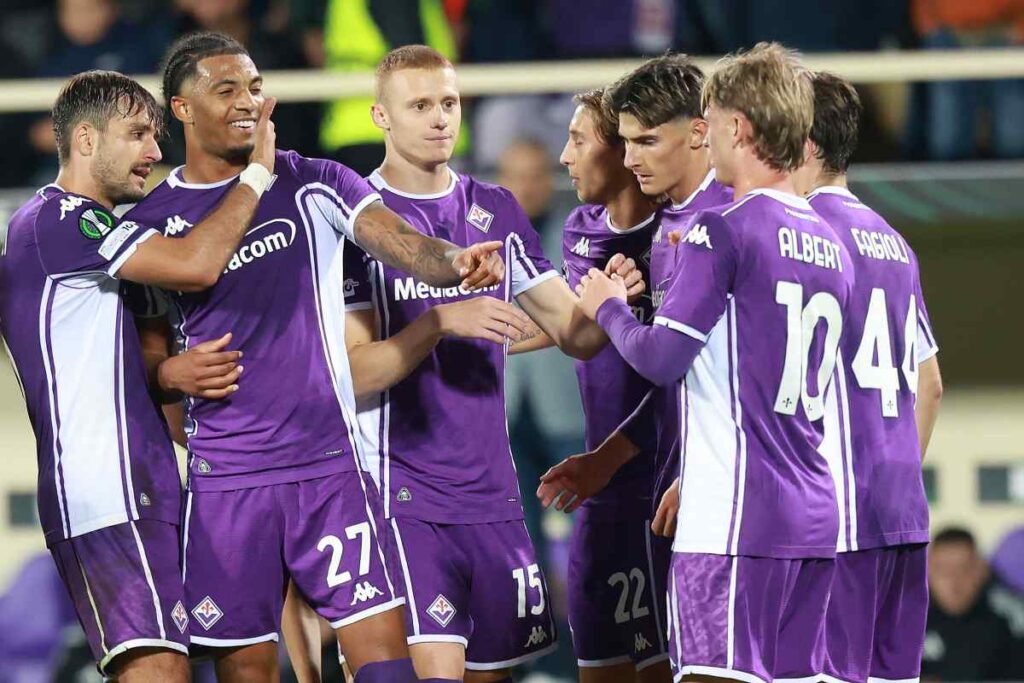 I giocatori della Fiorentina festeggiano un gol segnato (OneFootball) - FiorentinaUno.com