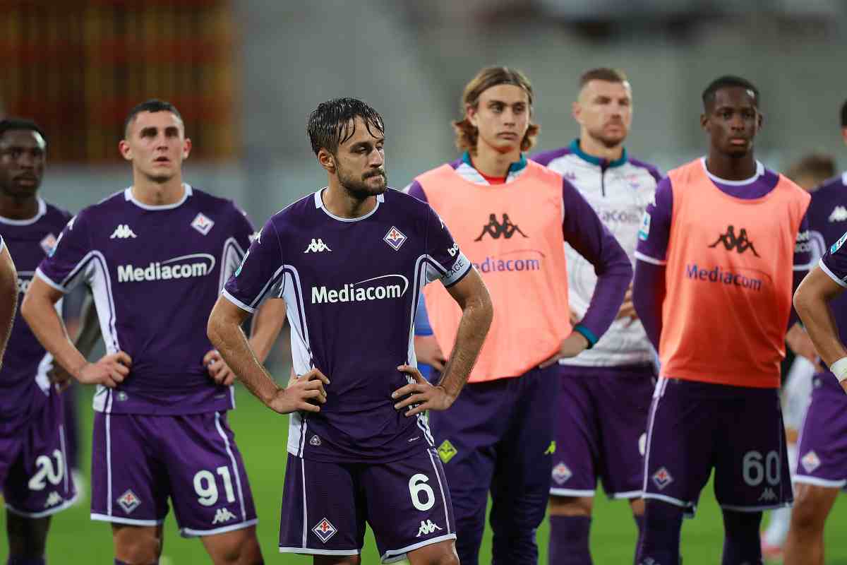 I giocatori della Fiorentina dopo la sconfitta col Lecce al Franchi (OneFootball) - FiorentinaUno.com 