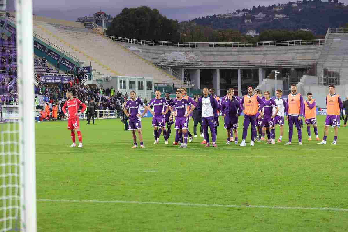 Giocatori della Fiorentina chiedono scusa ai tifosi dopo il ko contro il Lecce al Franchi (OneFootball) - FiorentinaUno.com