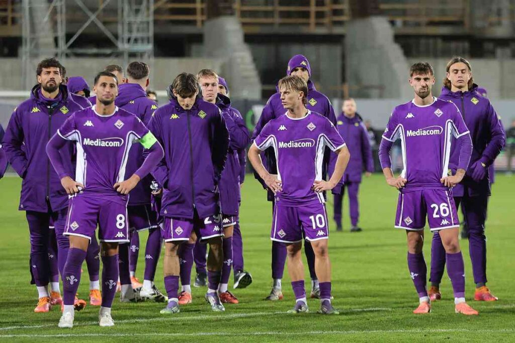 La Fiorentina sotto la Curva Fiesole dopo il ko contro l'AEK Atene (OneFootball) - FiorentinaUno.com