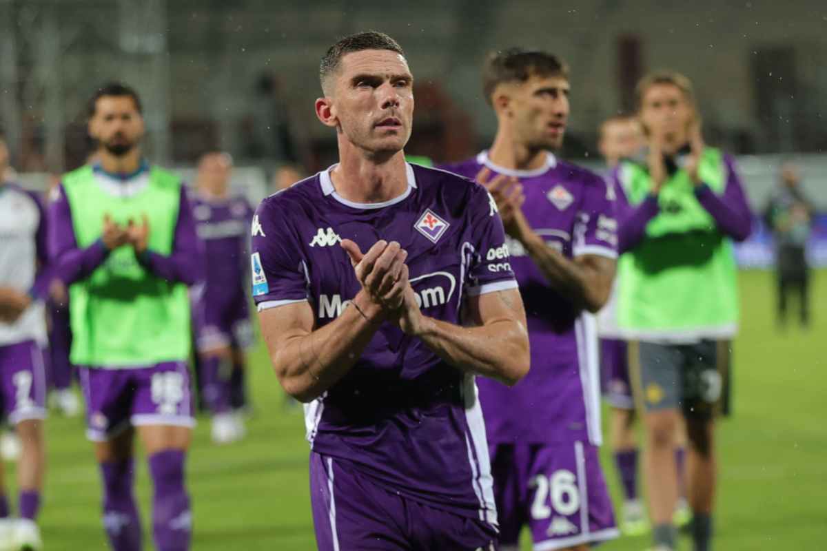 Robin Gosens sotto la Curva Fiesole con i compagni (OneFootball) - FiorentinaUno.com 