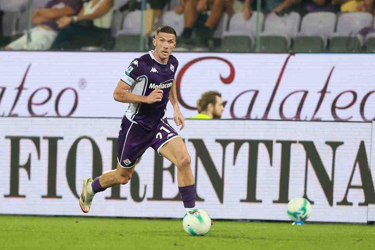 Robin Gosens in campo durante Fiorentina-Como (OneFootball) - FiorentinaUno.com