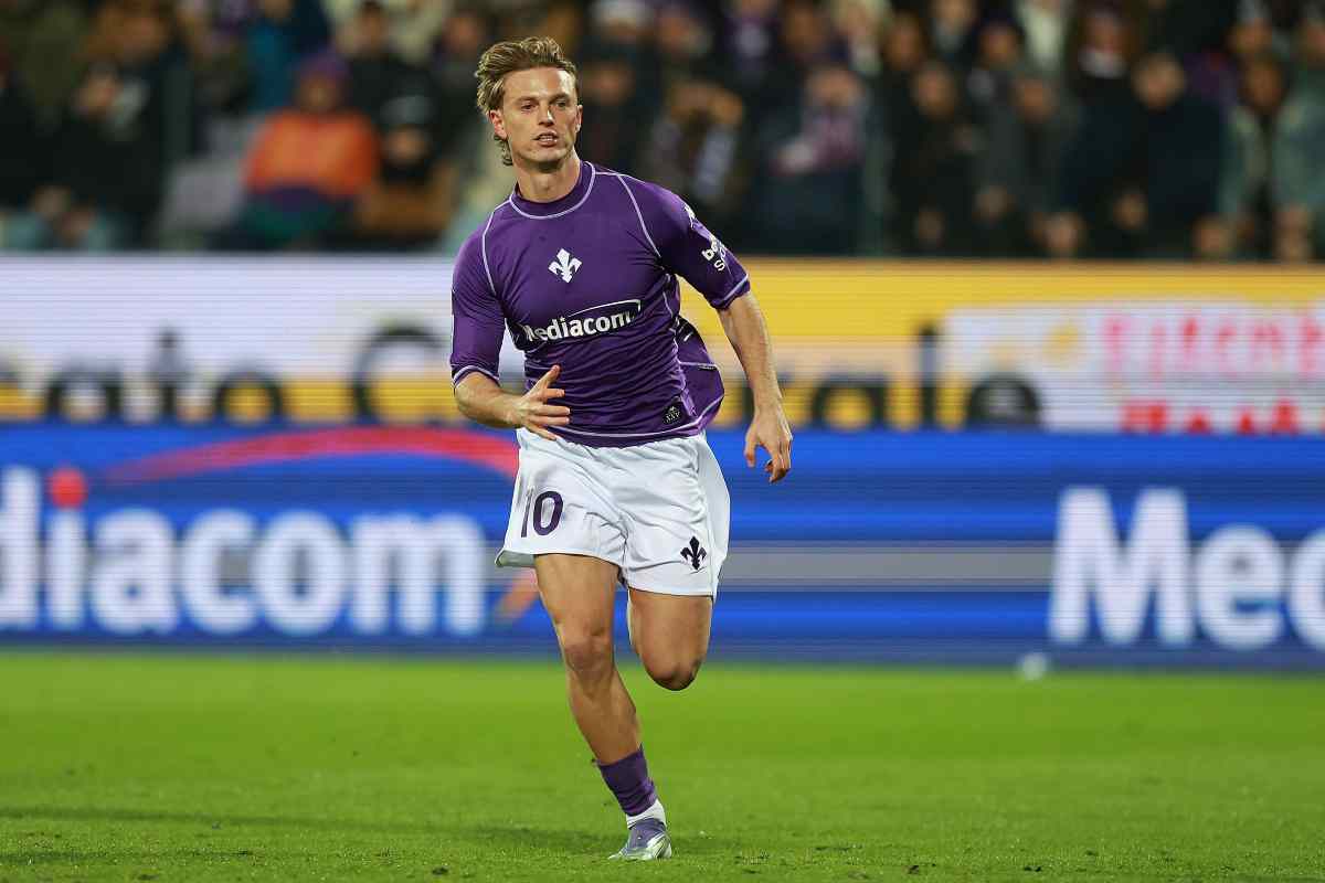 Albert Gudmundsson in campo durante Fiorentina-Juventus (Onefootball) - FiorentinaUno.com 