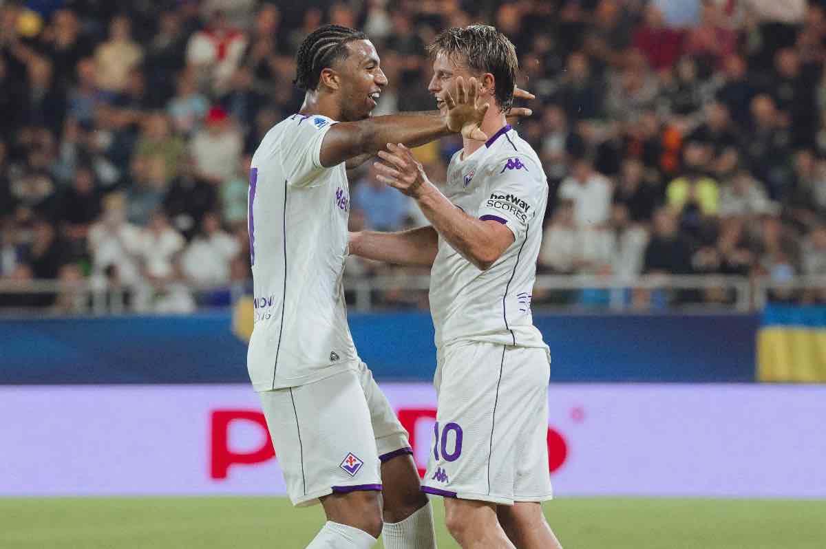 Albert Gudmundsson abbracciato da Cher Ndour (ANSA) - FiorentinaUno.com