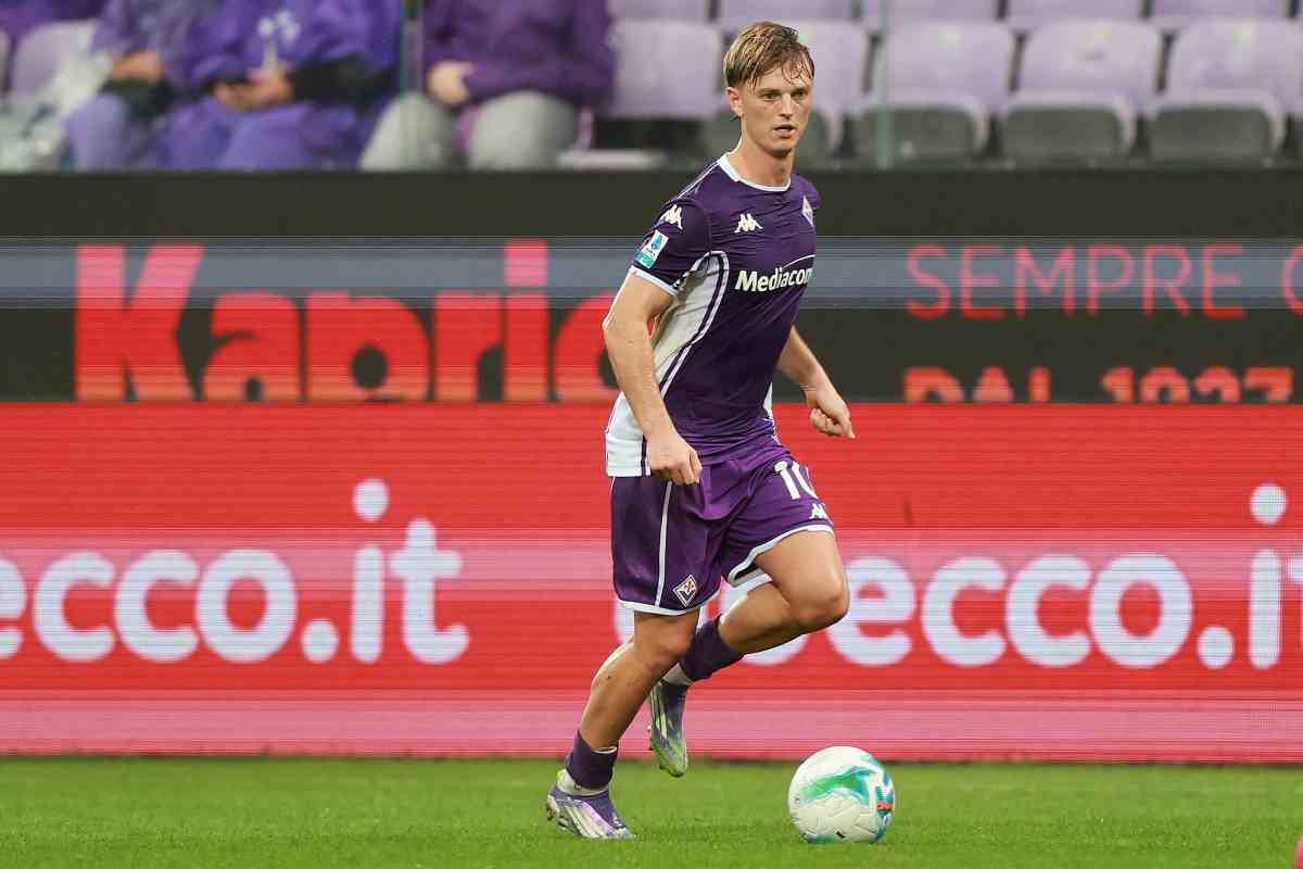 Albert Gudmundsson in campo durante Fiorentina-Lecce (OneFootball) - FiorentinaUno.com