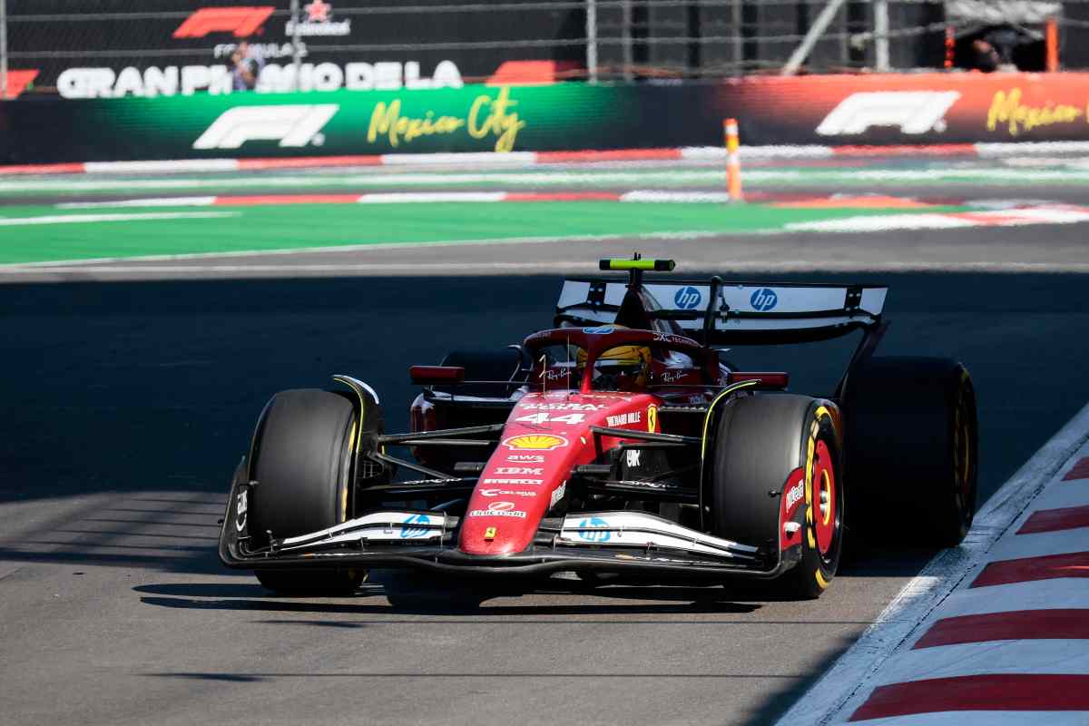 Hamilton in pista con la Ferrari