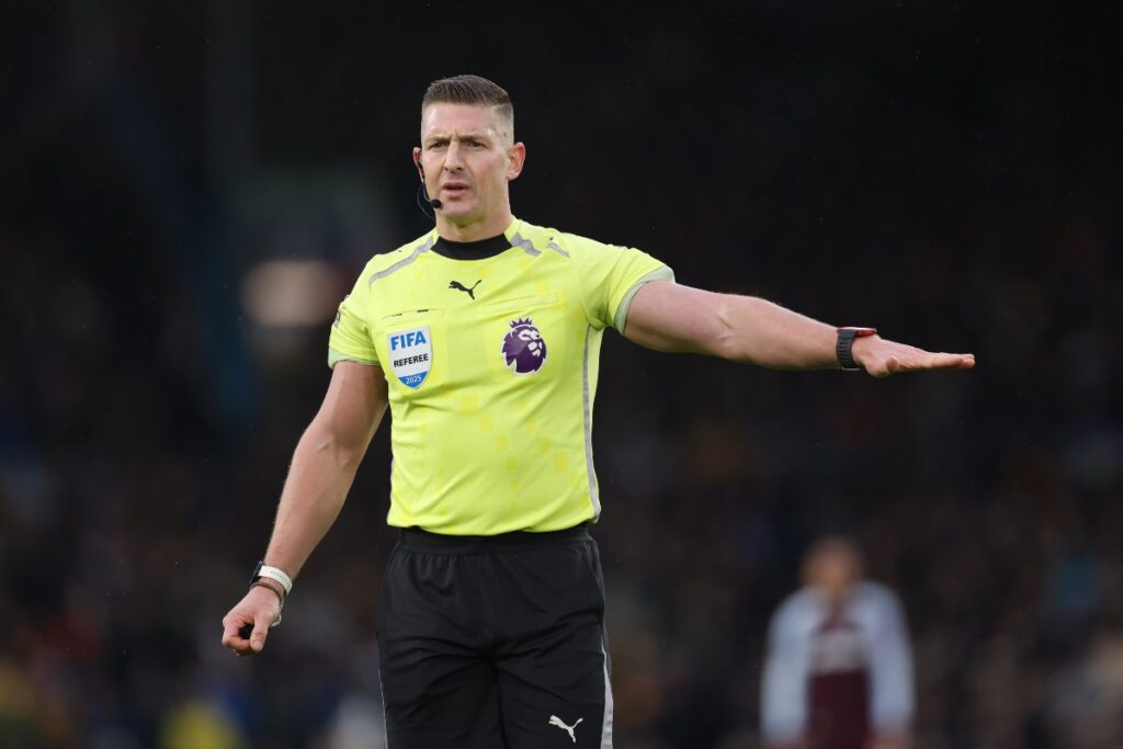 L'arbitro Robert Jones dirige una gara di Premier League (OneFootball) - FiorentinaUno.com