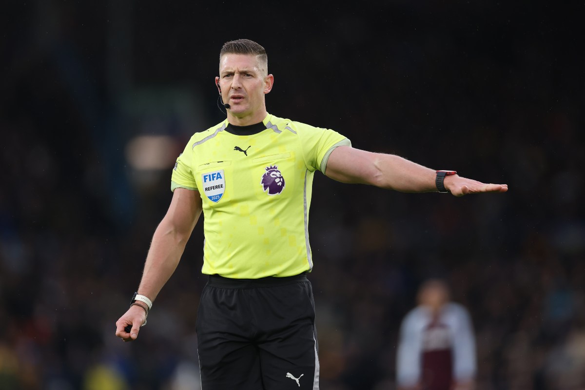 L'arbitro Robert Jones dirige una gara di Premier League (OneFootball) - FiorentinaUno.com