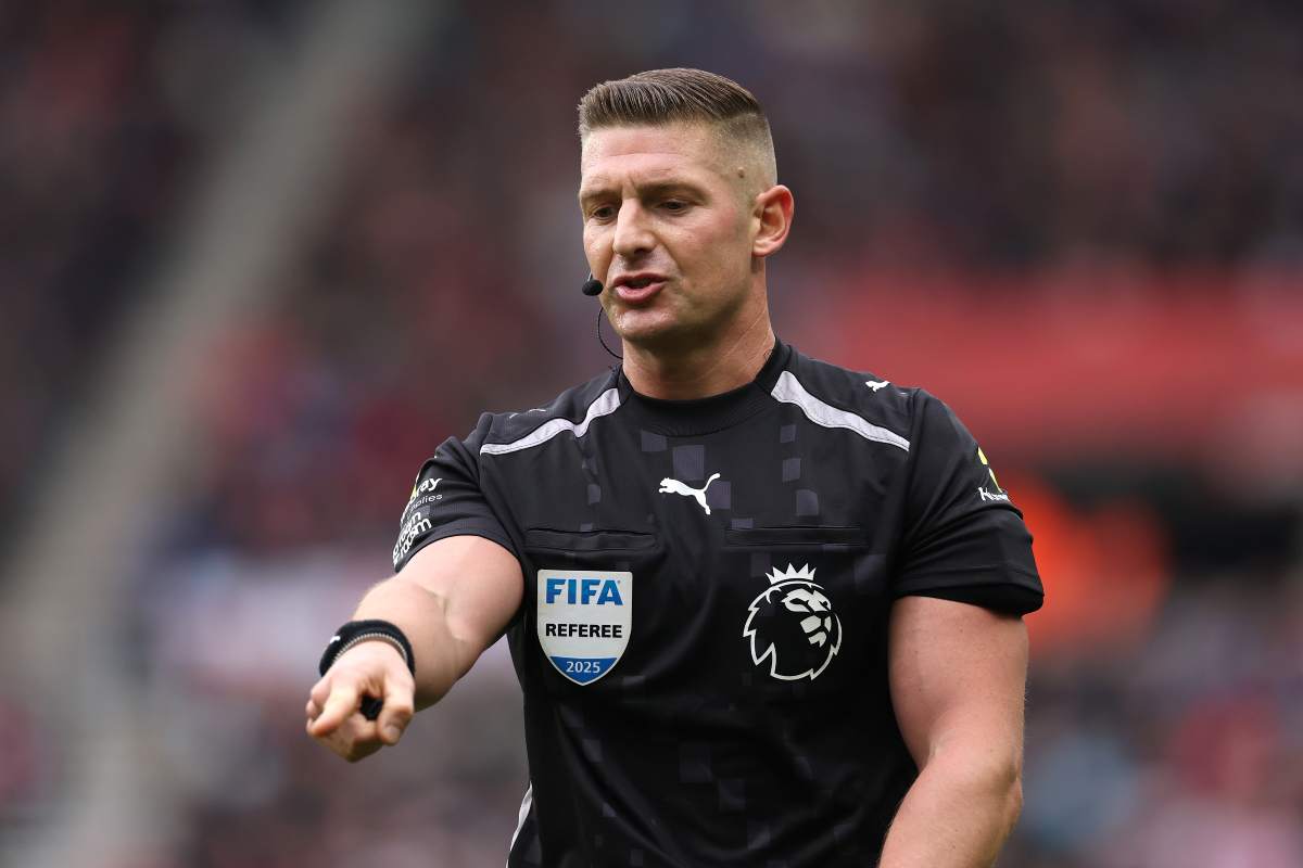 Robert Jones dirige una partita di Premier League (OneFootball) - FiorentinaUno.com 