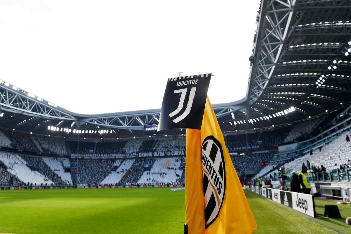 Il simbolo della Juventus sulla bandierina in campo