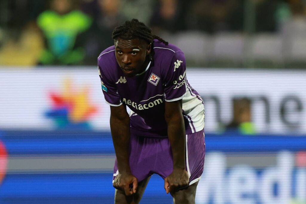 Moise Kean in campo con la maglia viola (OneFootball) - FiorentinaUno.com