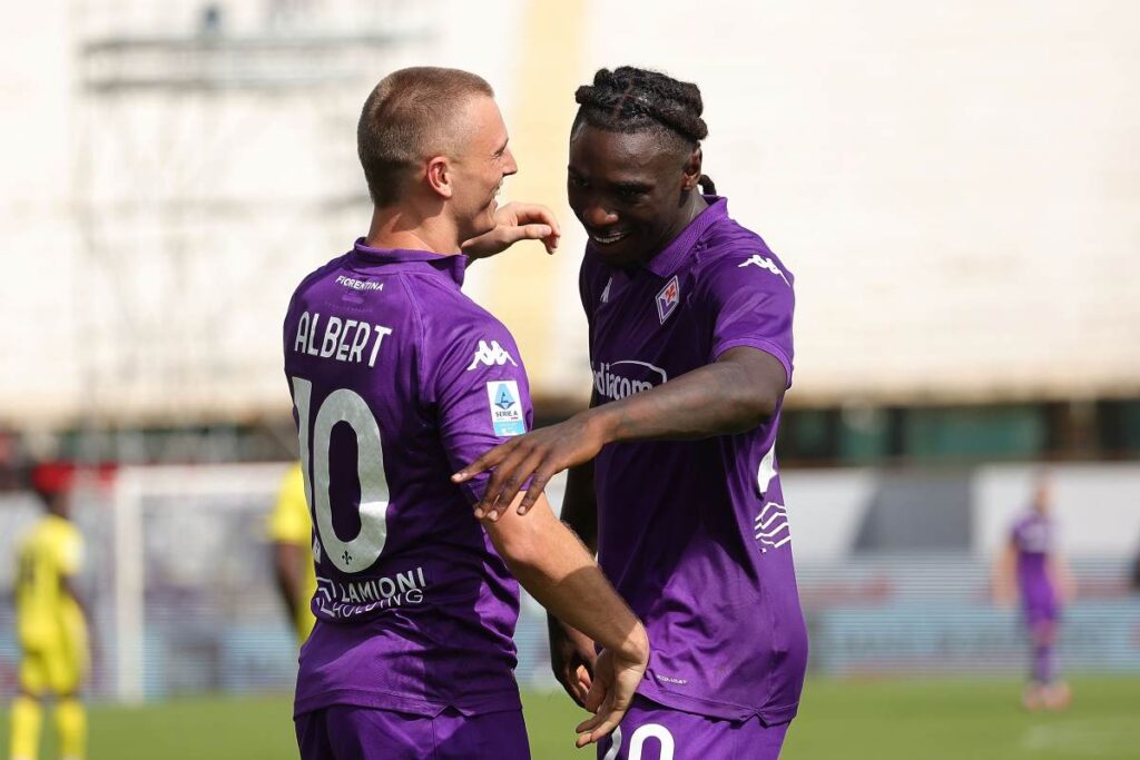 Moise Kean e Albert Gudmundsson si abbracciano (OneFootball) - FiorentinaUno.com