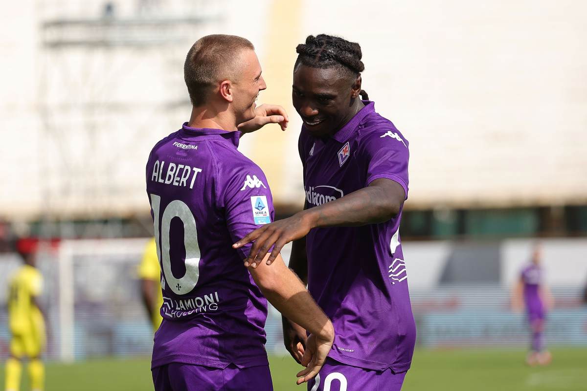 Moise Kean e Albert Gudmundsson si abbracciano (OneFootball) - FiorentinaUno.com