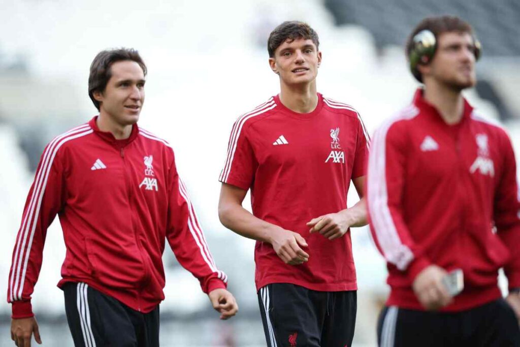 Chiesa con i compagni del Liverpool