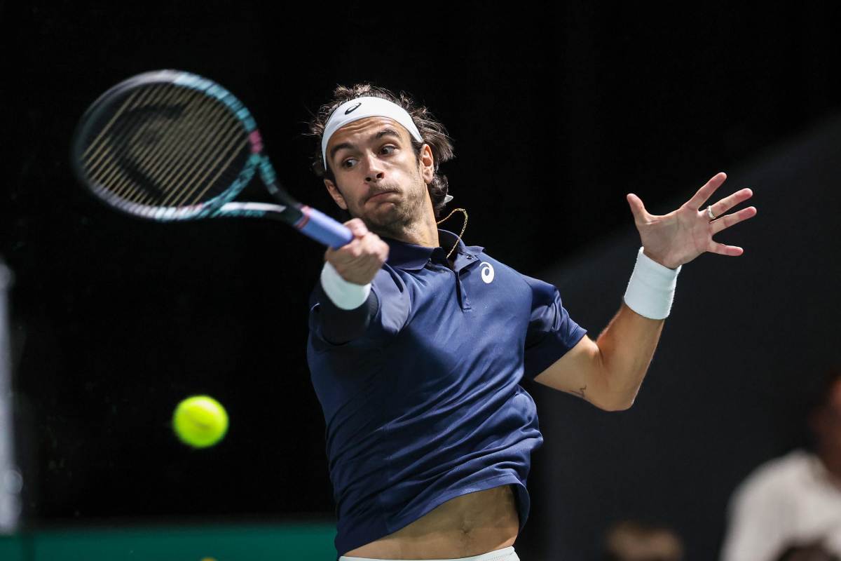 Musetti colpisce di dritto 