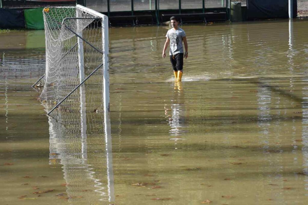Maltempo sul campo calcio