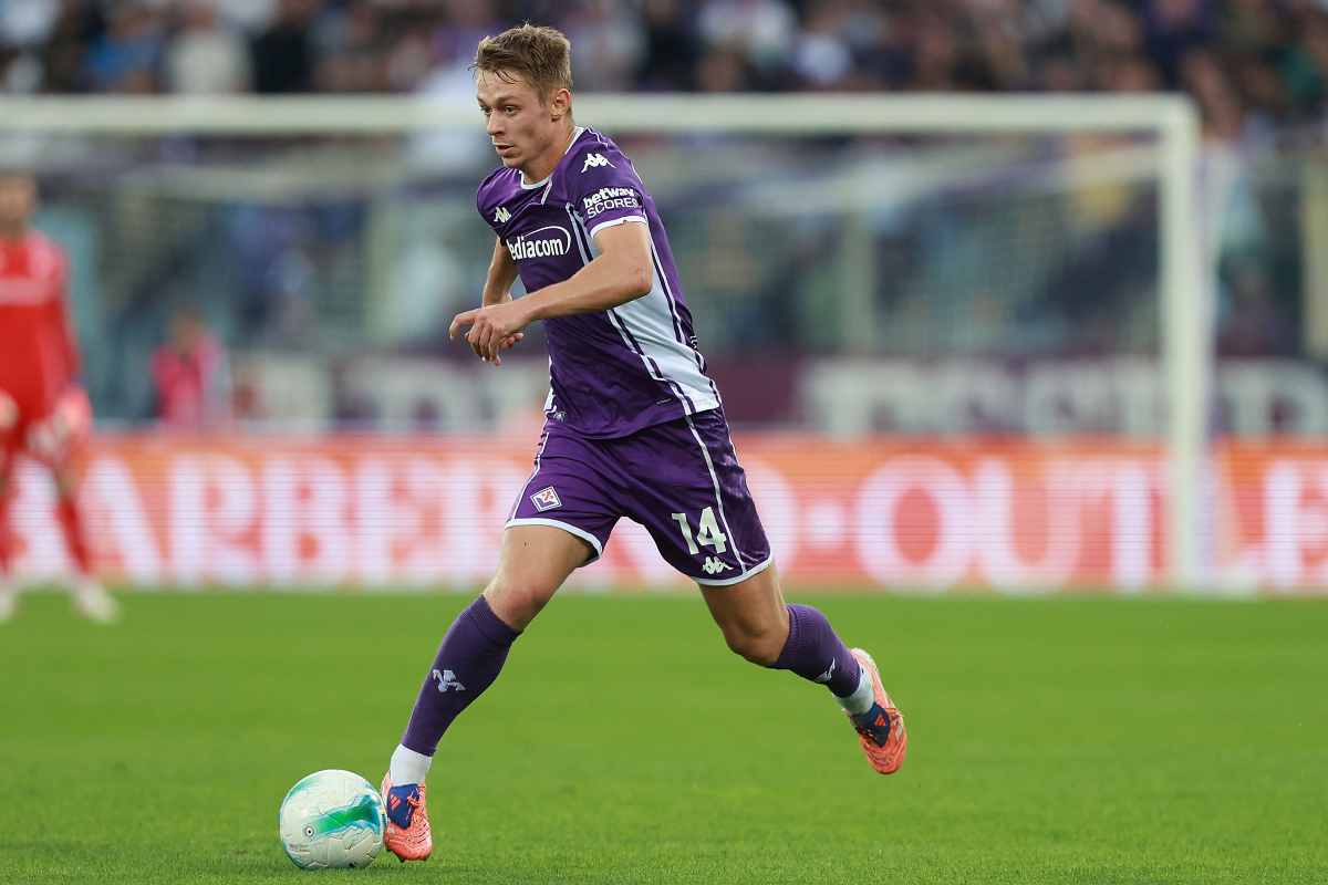 Hans Nicolussi Caviglia in campo in maglia viola (OneFootball) - FiorentinaUno.com