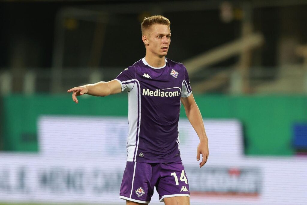 Hans Nicolussi Caviglia in campo durante Fiorentina-Como (OneFootball) - FiorentinaUno.com