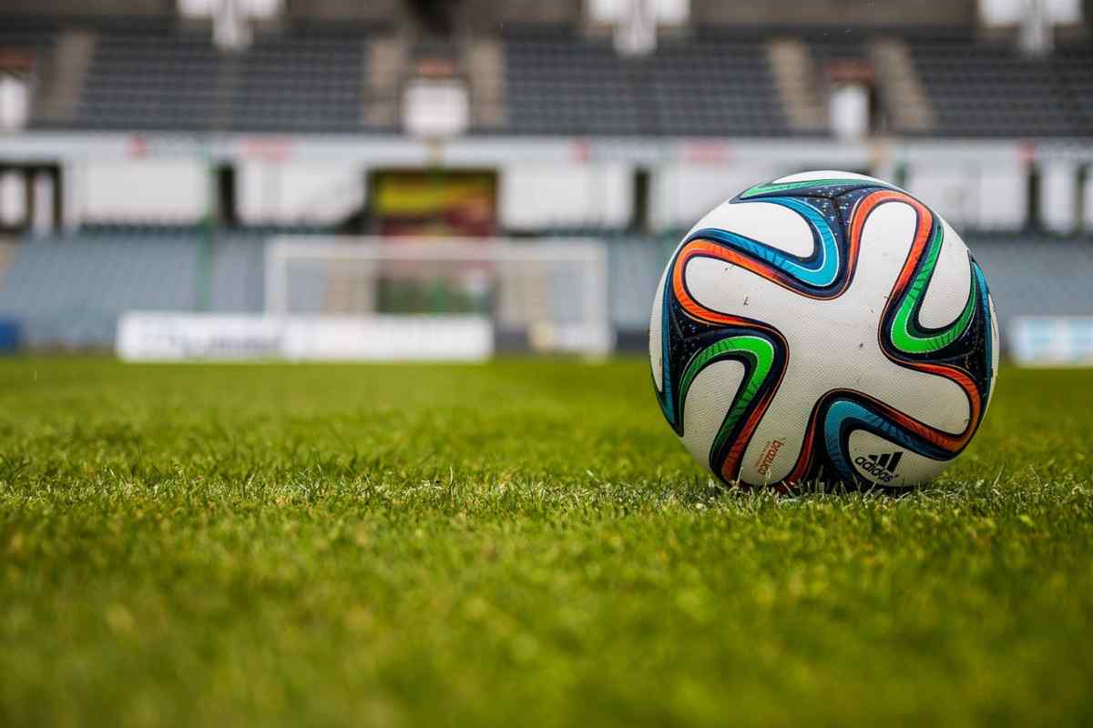 Un pallone da calcio in mezzo al campo