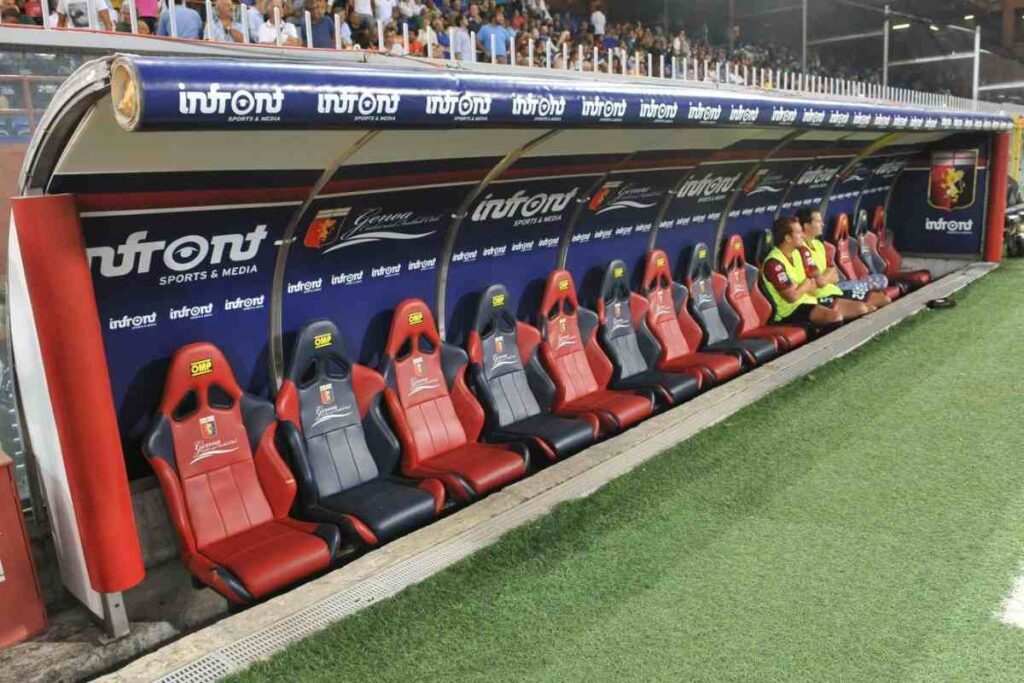 Panchina del Genoa vuota