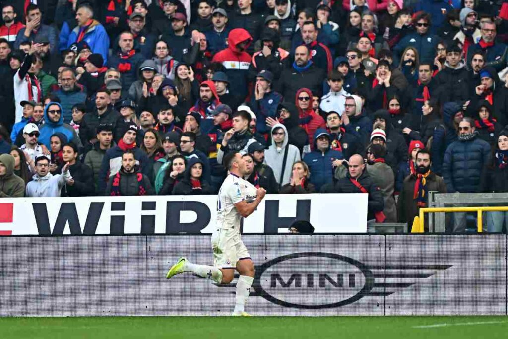 L'attaccante della Fiorentina Roberto Piccoli esulta dopo un gol segnato al Genoa in Serie A (OneFootball) - FiorentinaUno.com