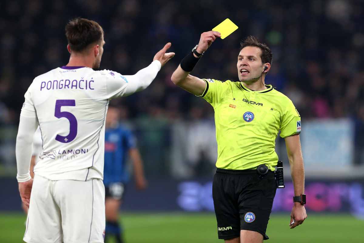 Marin Pongracic ammonito da Marcenaro durante Atalanta-Fiorentina (OneFootball) - FiorentinaUno.com