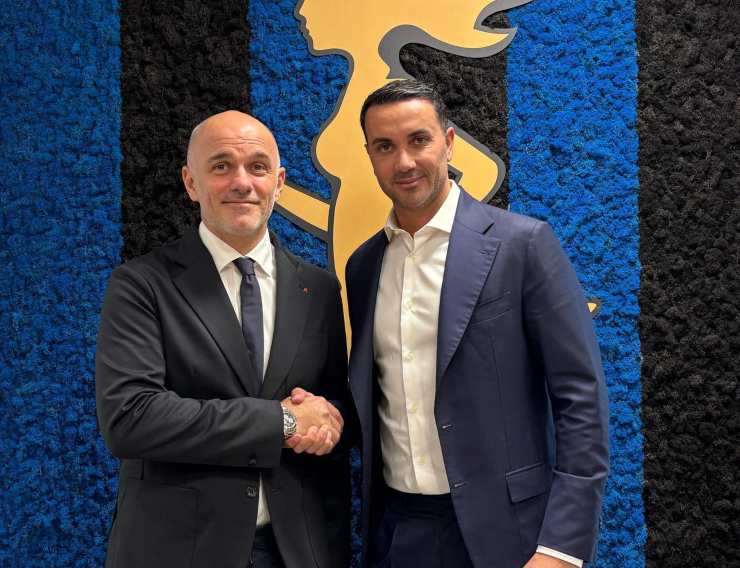 Raffaele Palladino, stretta di mano con Luca Percassi