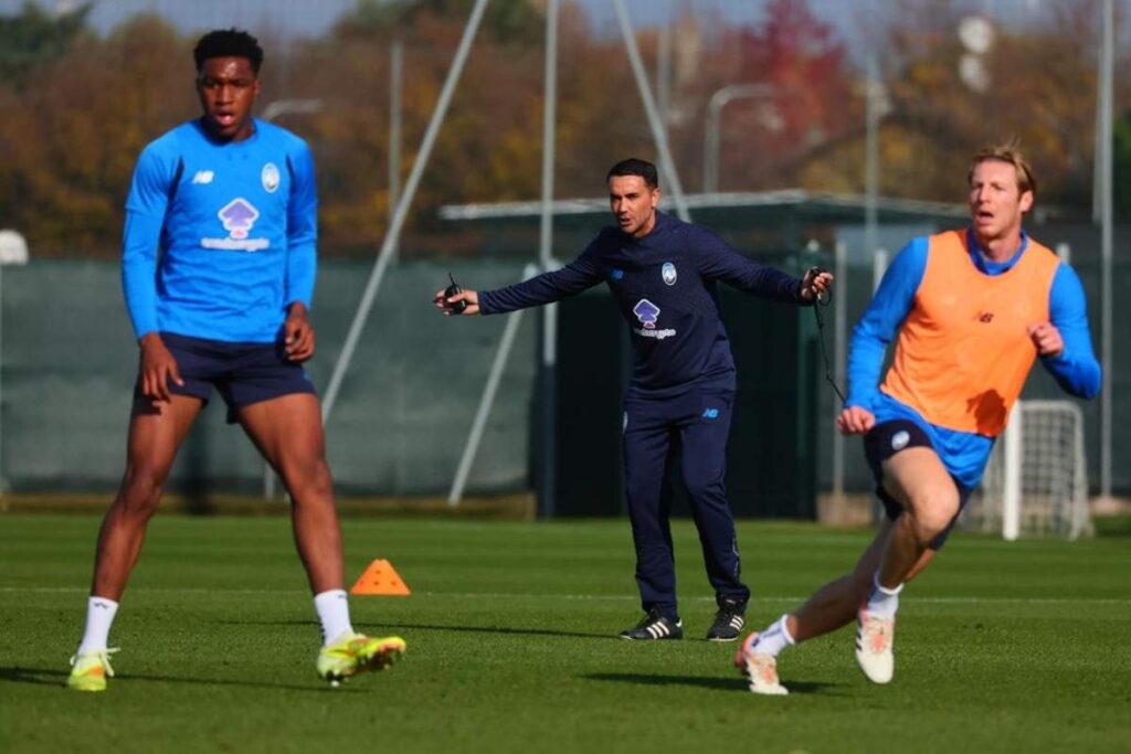 Raffaele Palladino dirige l'allenamento dell'Atalanta