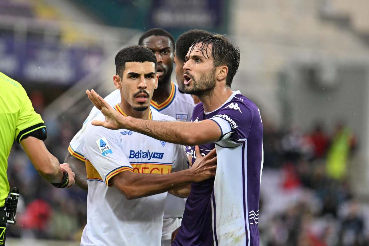 Luca Ranieri protesta all'indirizzo di Rapuano durante Fiorentina-Lecce (ANSA) - FiorentinaUno.com