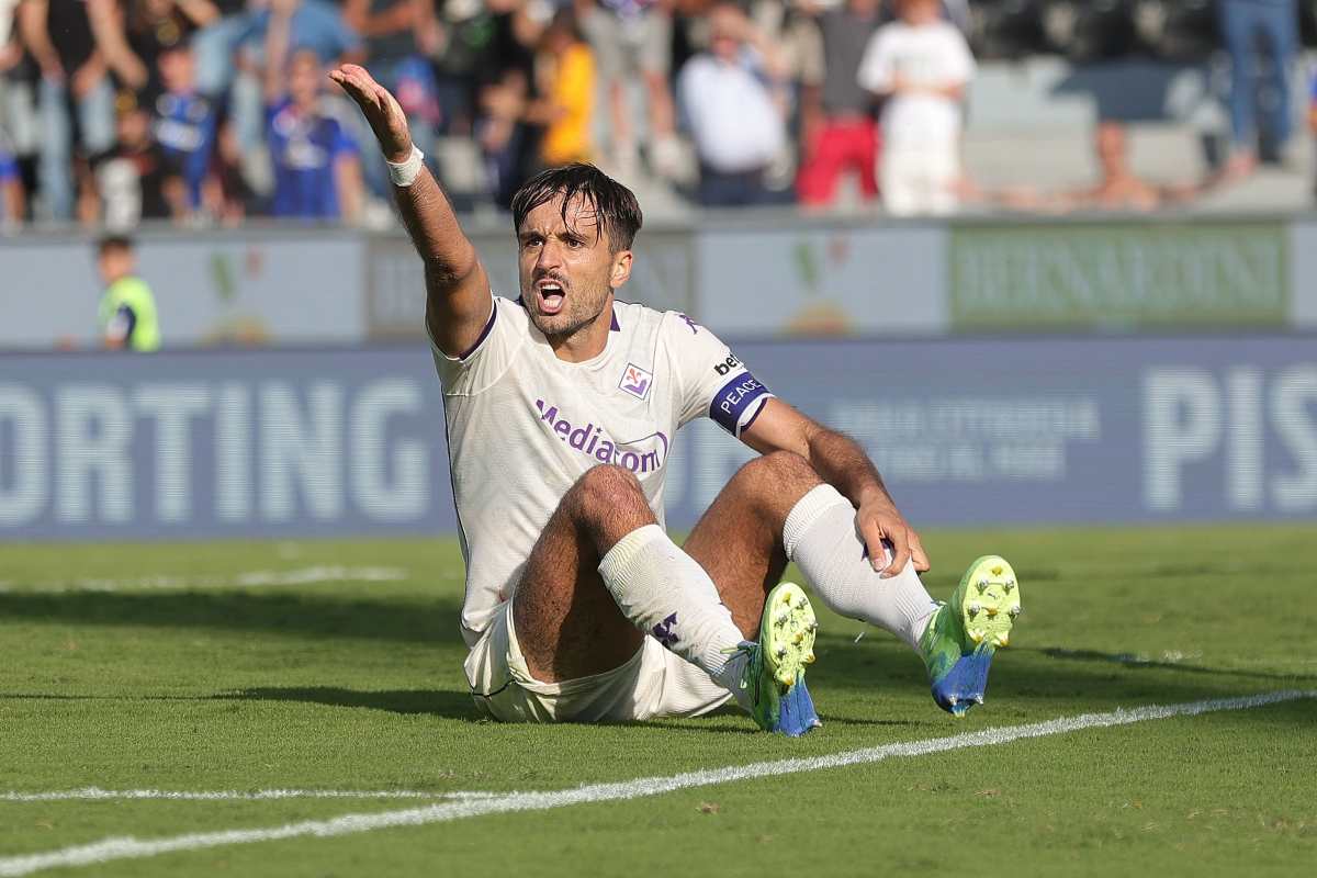 Il capitano della Fiorentina Luca Ranieri lamenta un fallo subito durante Pisa-Fiorentina in Serie A (OneFootball) - FiorentinaUno.com