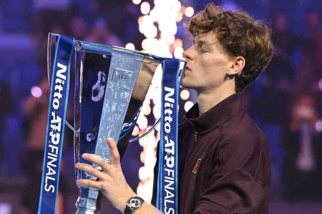 Sinner bacia il trofeo a Torino