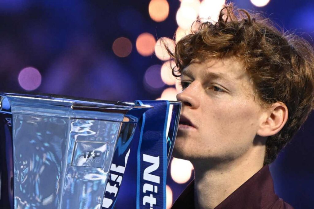 Jannik Sinner bacia il trofeo a Torino