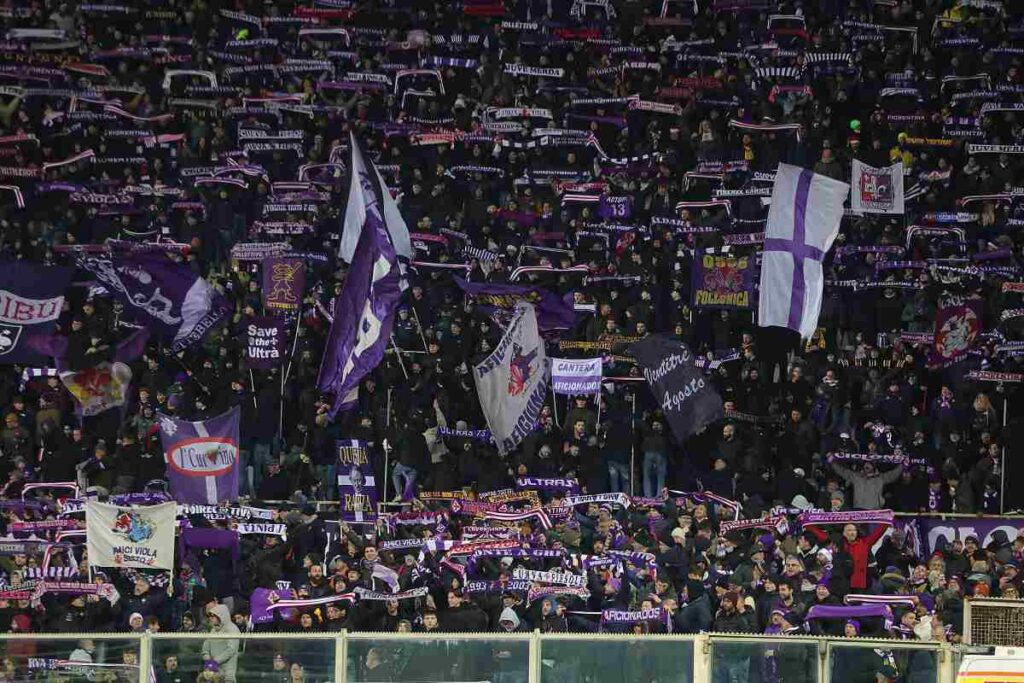 I tifosi della Fiorentina durante una gara con l'Udinese al Franchi (OneFootball) - FiorentinaUno.com