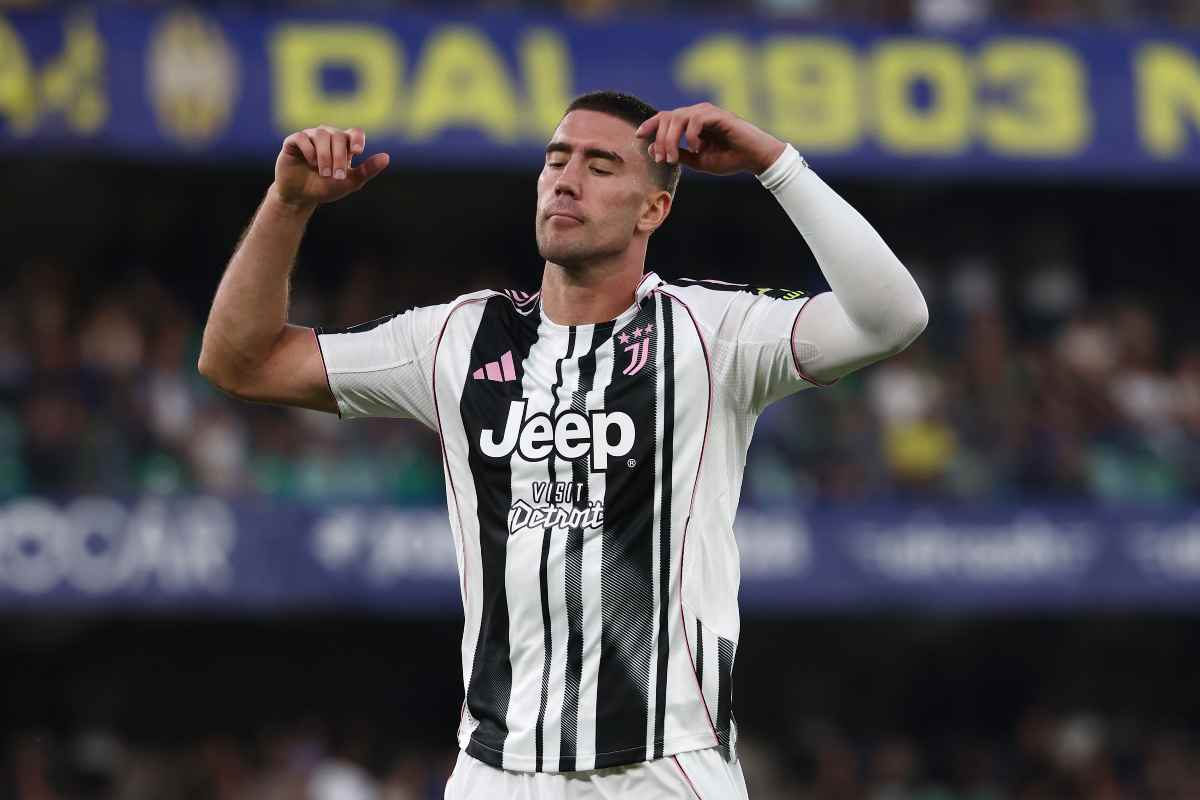 Dusan Vlahovic in campo durante Verona-Juventus (OneFootball) - FiorentinaUno.com