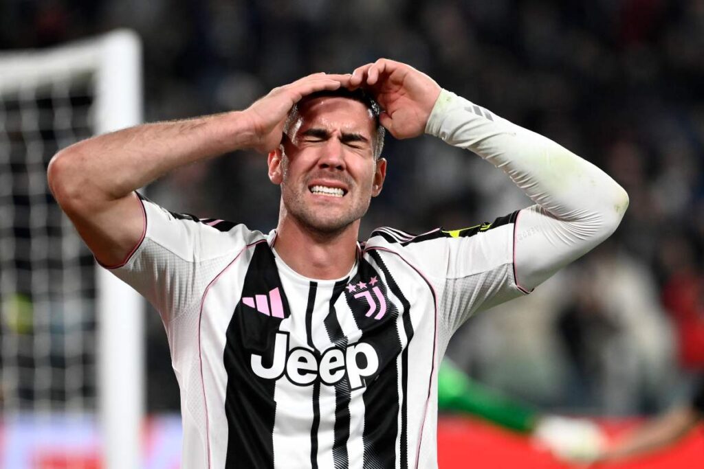 Dusan Vlahovic in campo con la Juventus in Champions League contro lo Sporting Lisbona (OneFootball) - FiorentinaUno.com