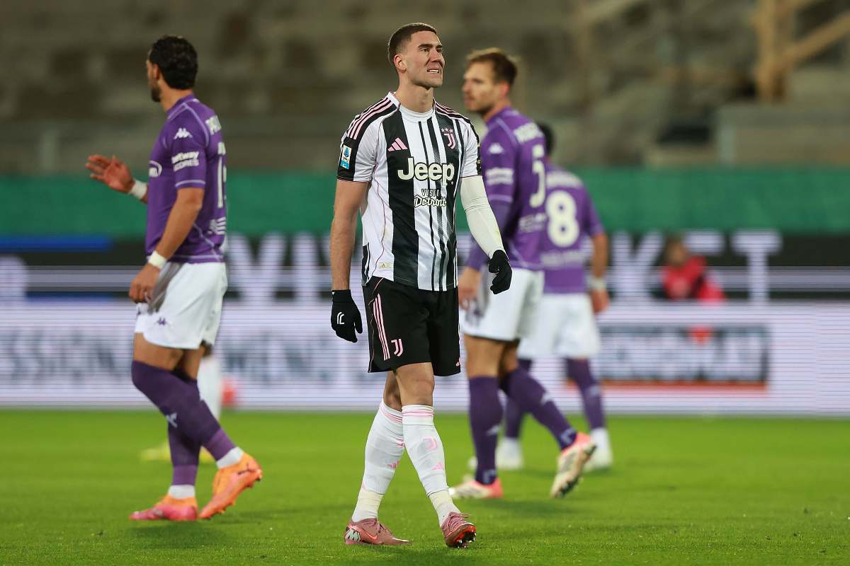 Dusan Vlahovic in campo durante Fiorentina-Juventus (OneFootball) - FiorentinaUno.com