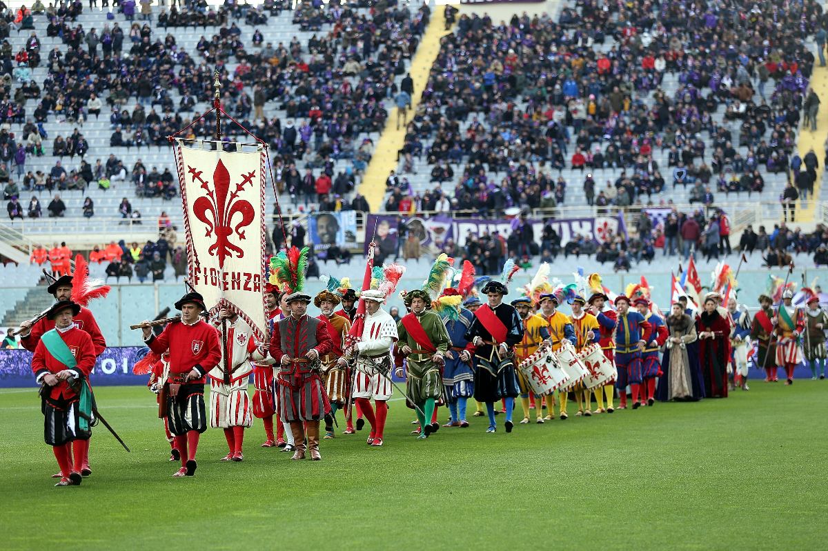 figuranti calcio storico che sfilano al franchi in campo