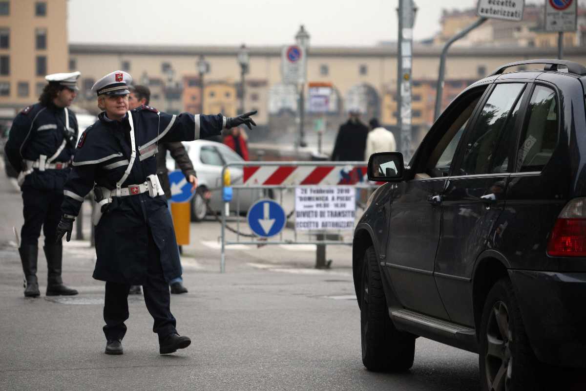 un vigile ferma un'auto