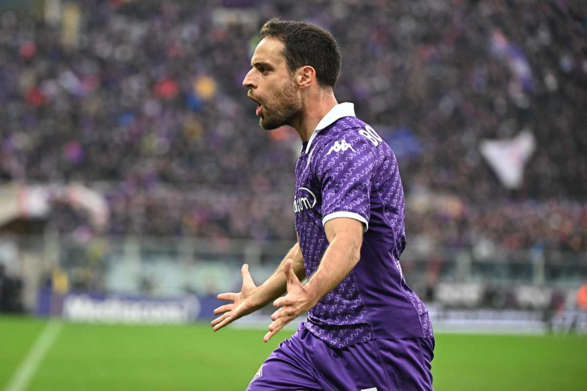 Giacomo Bonaventura esulta con la maglia della Fiorentina 
