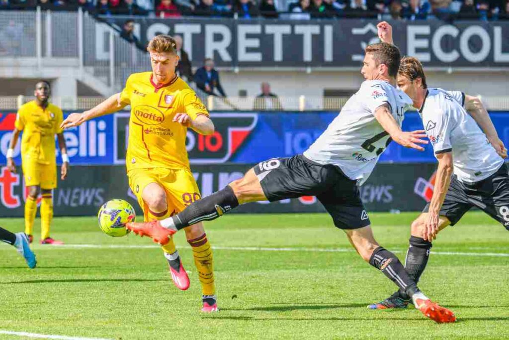 Caldara contrasta un avversaro