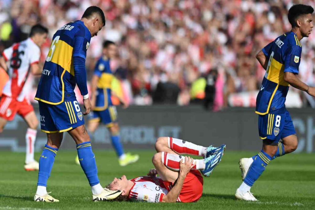 un calciatore a terra infortunato