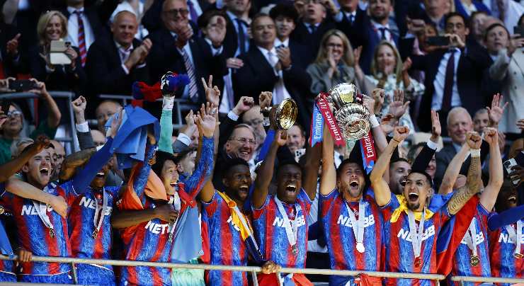 i giocatori del Crystal Palace alzano l'FA Cup