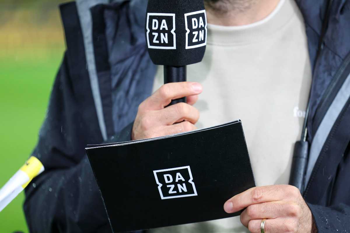 cartellino e microfono di Dazn