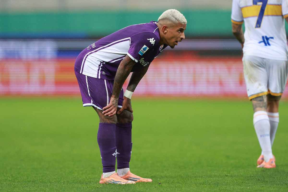 dodo in campo con le mani sulle ginocchia