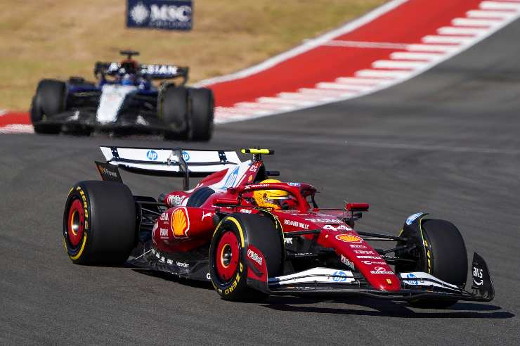 Lewis Hamilton in pista con la Ferrari